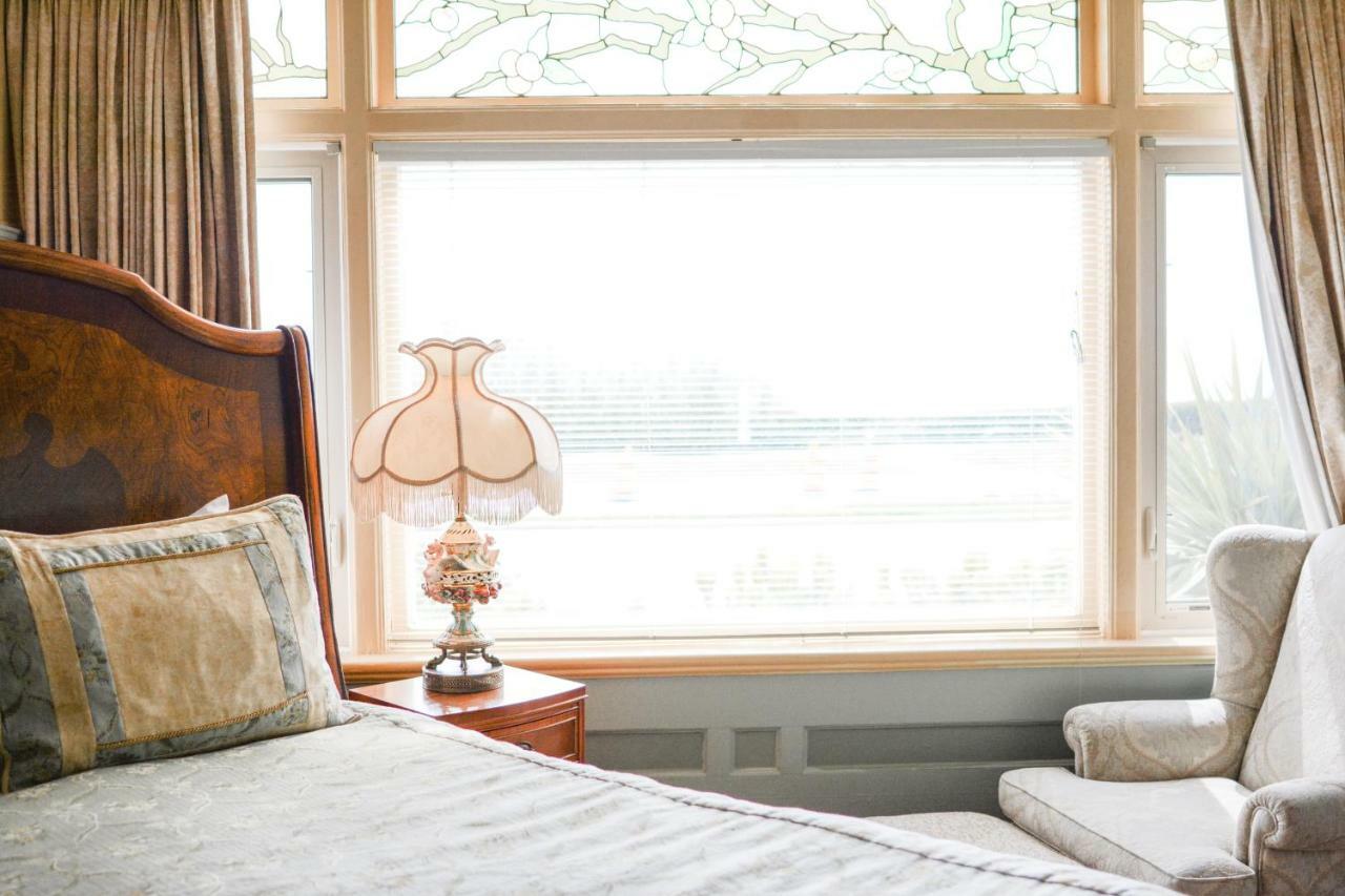 Dashwood Manor Seaside Bed & Breakfast Victoria Exterior photo